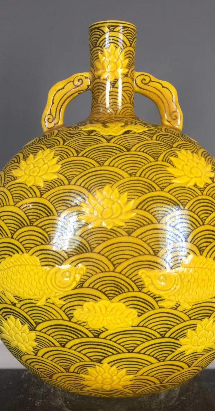 明永乐海水浮雕鱼草抱月瓶,高29cm最大直径2