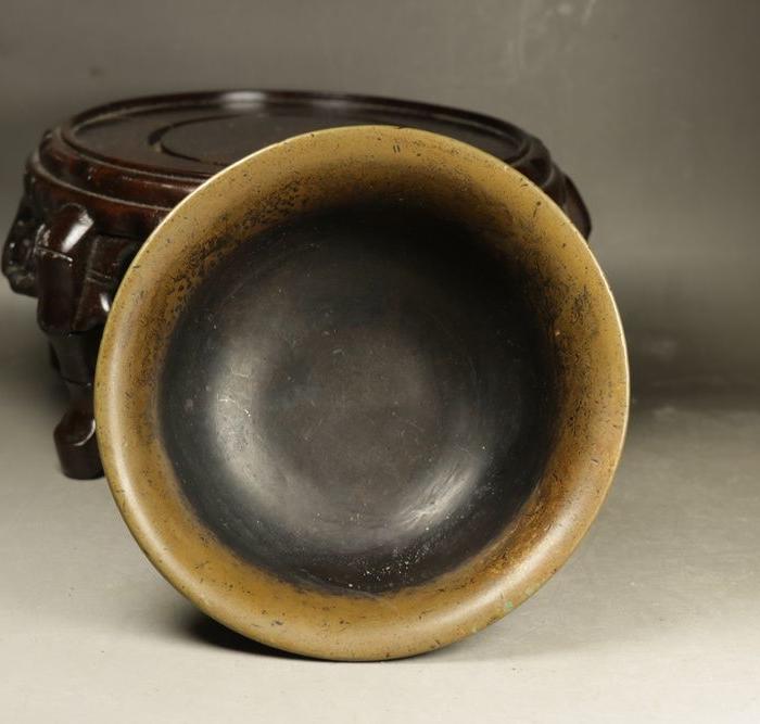 老人前些年收来的铜碗,上面刻着一条条龙,工艺