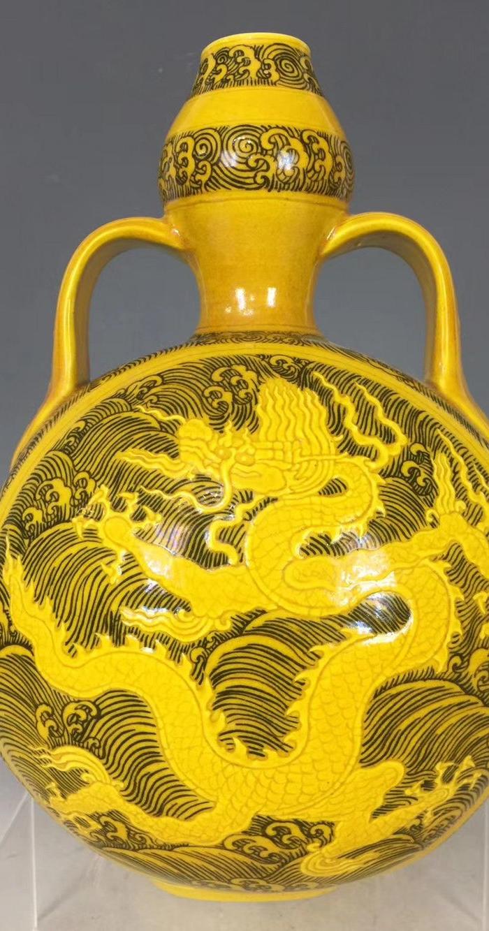 明永乐海水浇黄釉龙纹如意扁壶,高29cm直径1