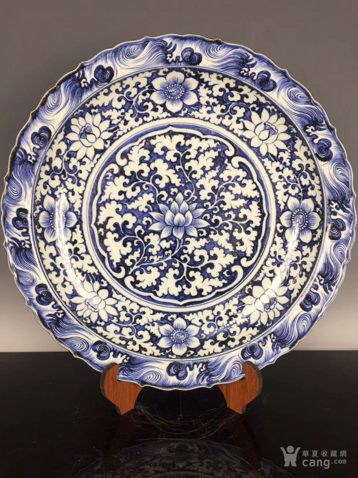 元青花蓝底白花莲花纹棱口盘,直径47cm
