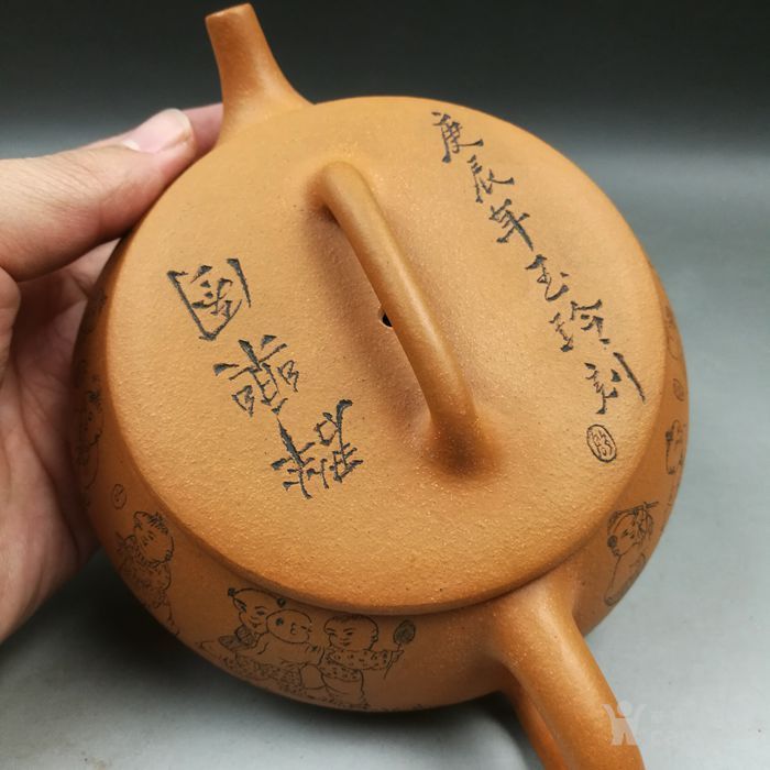 刻绘群乐图紫砂壶