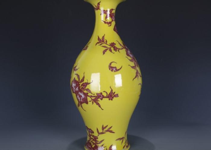 瓷器 黄地釉里红桃纹橄榄瓶 陶瓷 BG