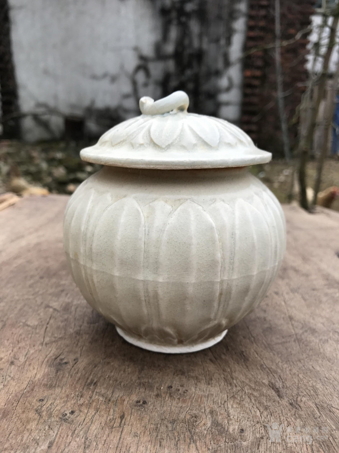 影青莲花纹盖罐