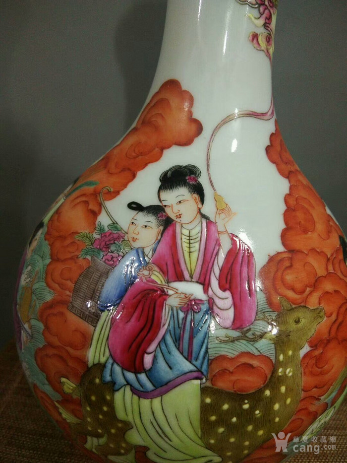 乾隆粉彩麻姑献寿人物蒜头瓶