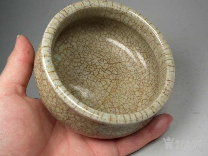 清                   描述:                  清代哥釉三足大圆香炉