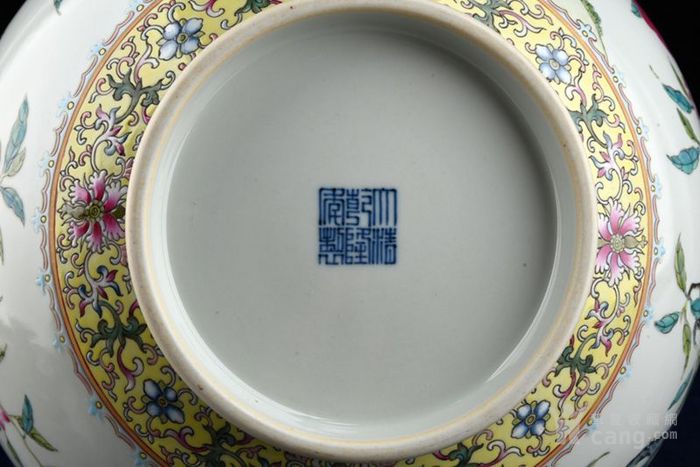 清乾隆年制珐琅彩描金福禄寿桃纹天球瓶