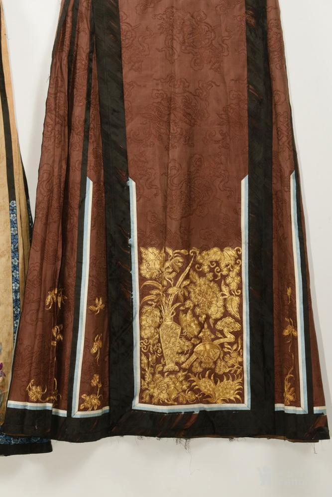 中国古代绣花丝绸裙子
