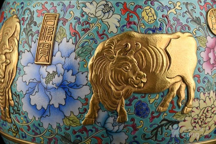 清乾隆年制绿地雕刻珐琅彩鎏金五牛图纹双耳盖罐