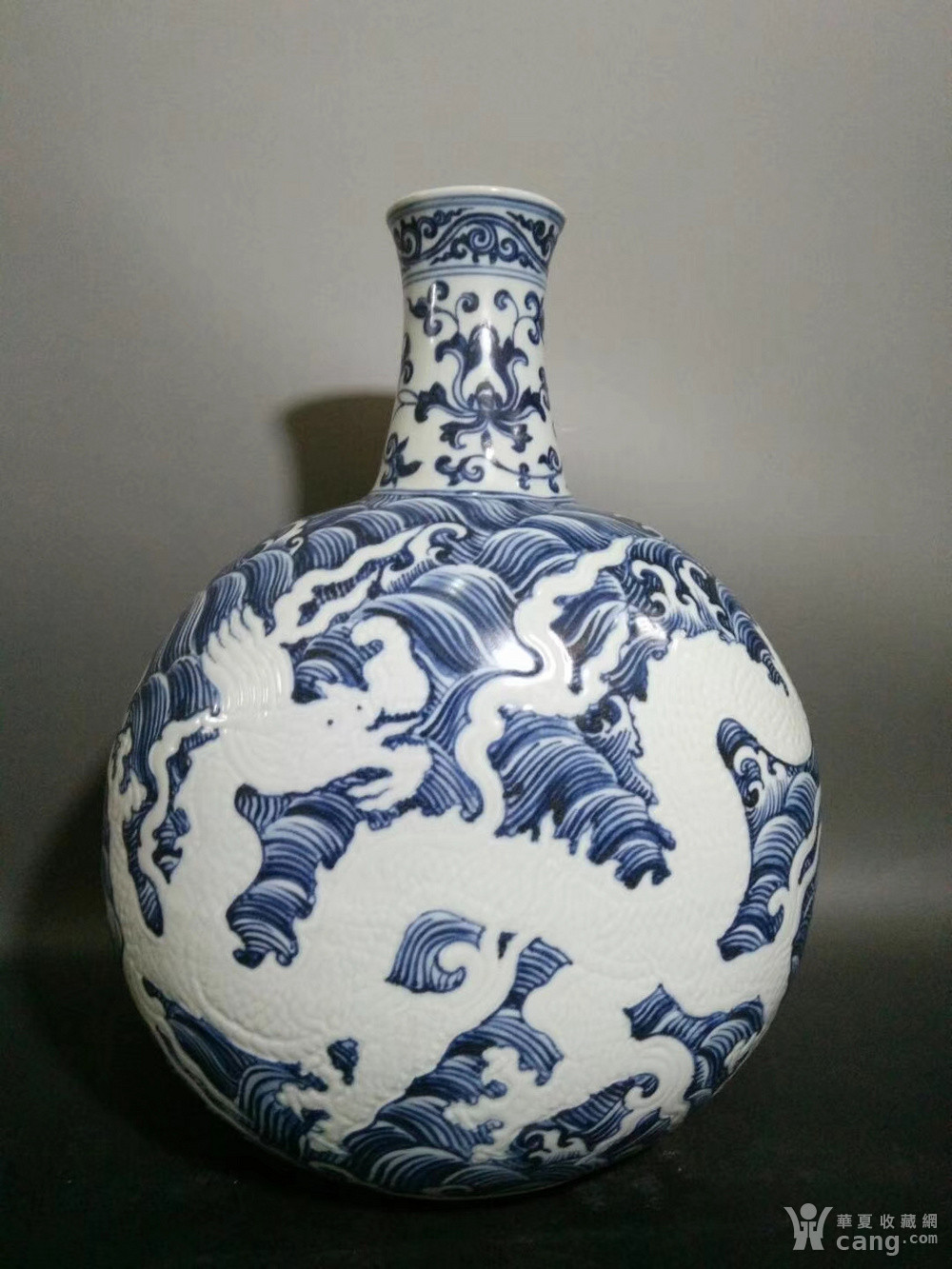 青花海水龙纹扁瓶