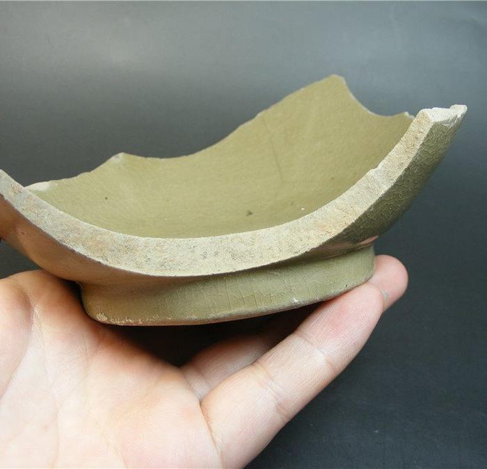 北.宋越窑米黄釉带棱面大圆碗残件 个头大 完整