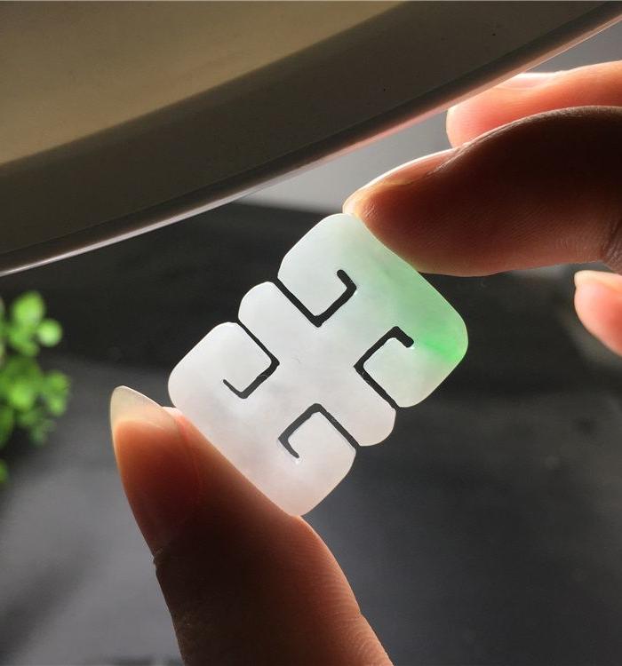 玉泉文玩a469创汇期白底青飘阳绿翡翠繁体寿