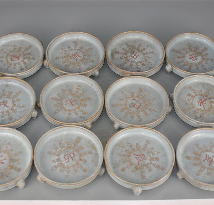 宋张公巷汝窑刻铭文十二时辰三足洗一套十二只