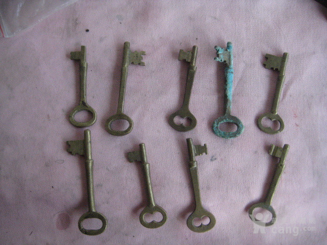 9把各异漂亮的古代铜钥匙