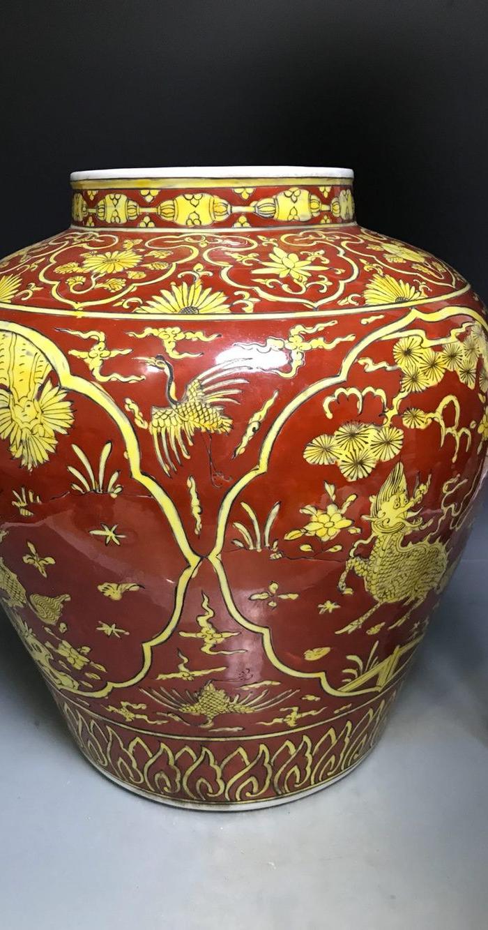 明万历黄上红麒麟纹罐。