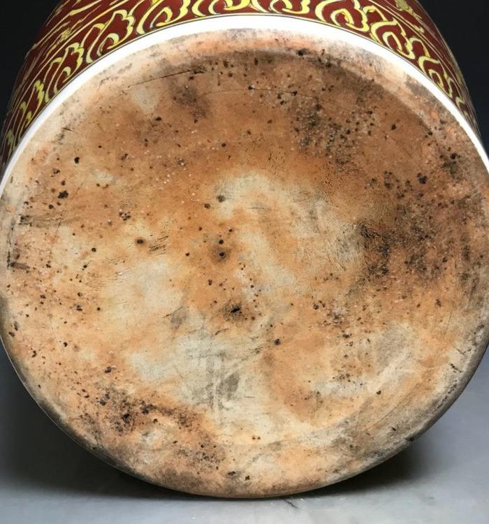 明万历黄上红麒麟纹罐。