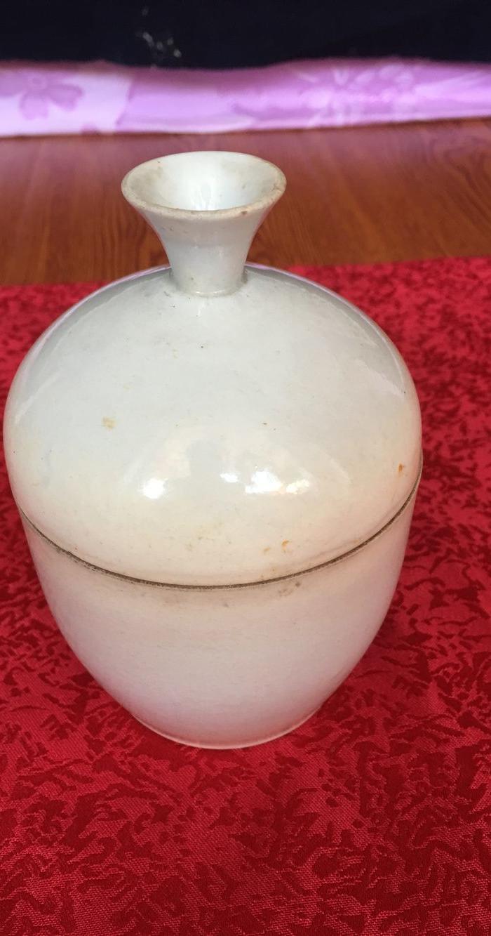 民国后期白釉闷罐 高12.5口直径8.7厘米