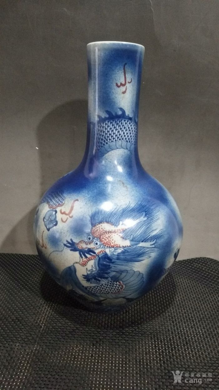 大清康熙年制手绘青花釉里红鱼跃龙门天球瓶图片