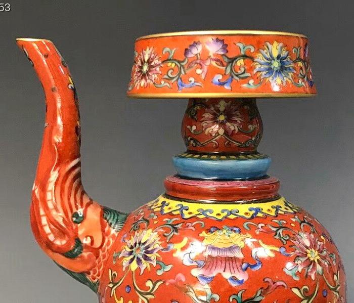 清乾隆珐琅彩缠枝八宝纹喷吧壶