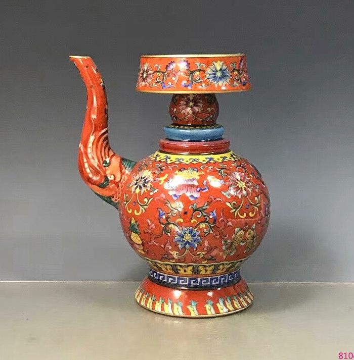 清乾隆珐琅彩缠枝八宝纹喷吧壶