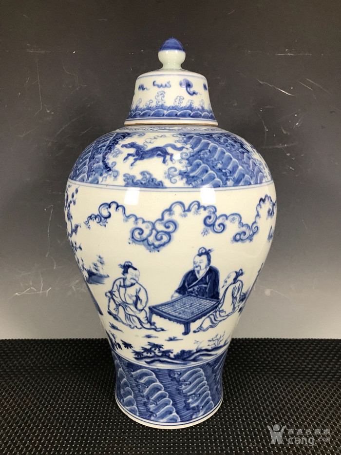 明成化青花人物梅瓶