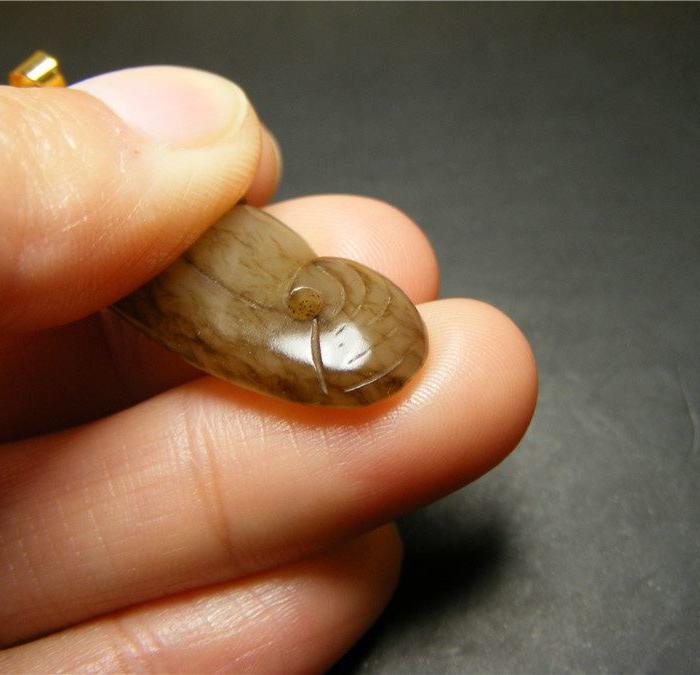 至少二三十年的和田青白玉老提油带黑沁双面工