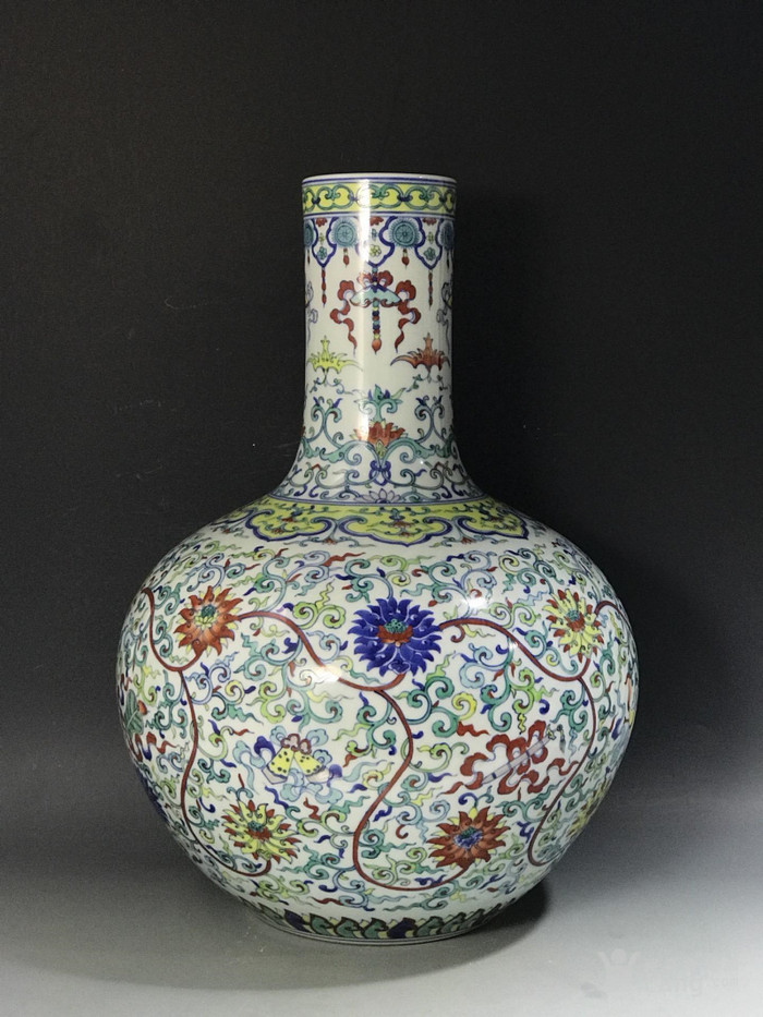 清乾隆斗彩八宝纹天球瓶45.5x32