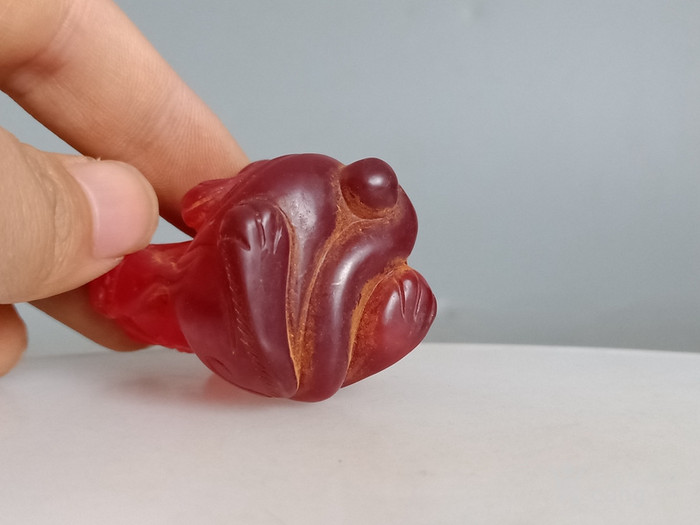 雕工不错的红宝石兽手把件