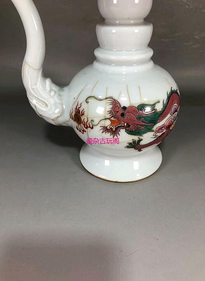 清乾隆粉彩龙纹喷吧壶