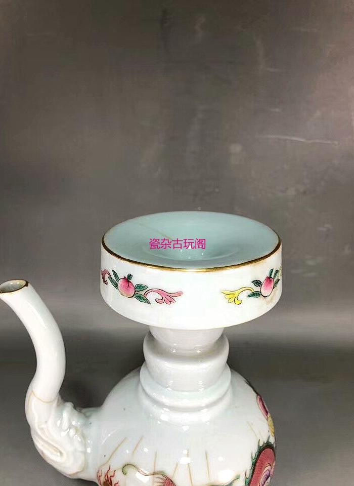 清乾隆粉彩龙纹喷吧壶