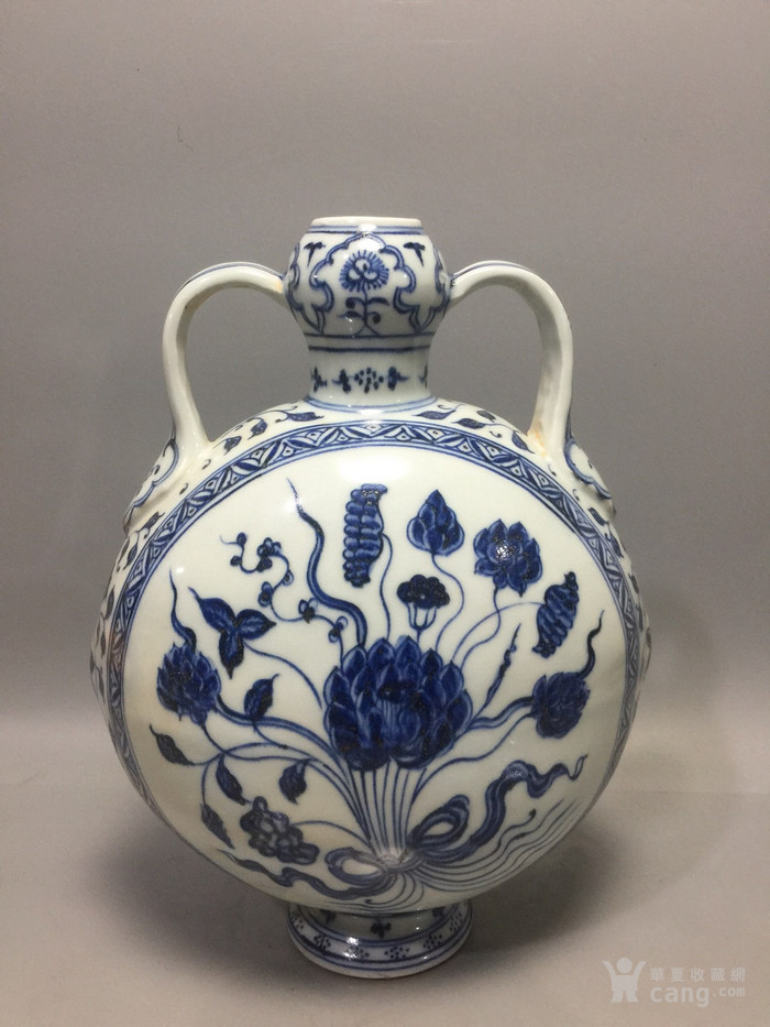 明,青花一束莲纹抱月瓶