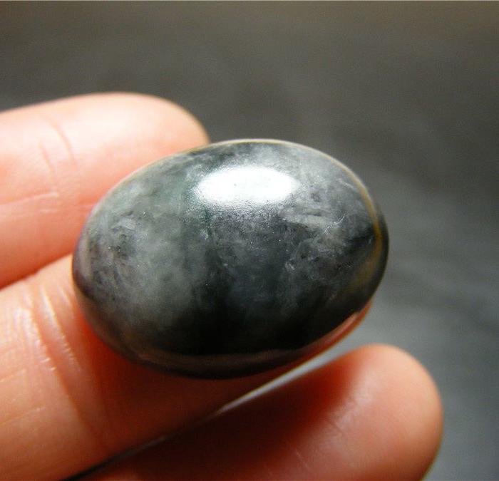 至少二三十年的天然A货墨翡翡翠凸起椭圆形大