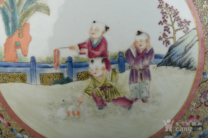 清乾隆年制古月轩珐琅彩描金开光婴戏纹如意耳尊