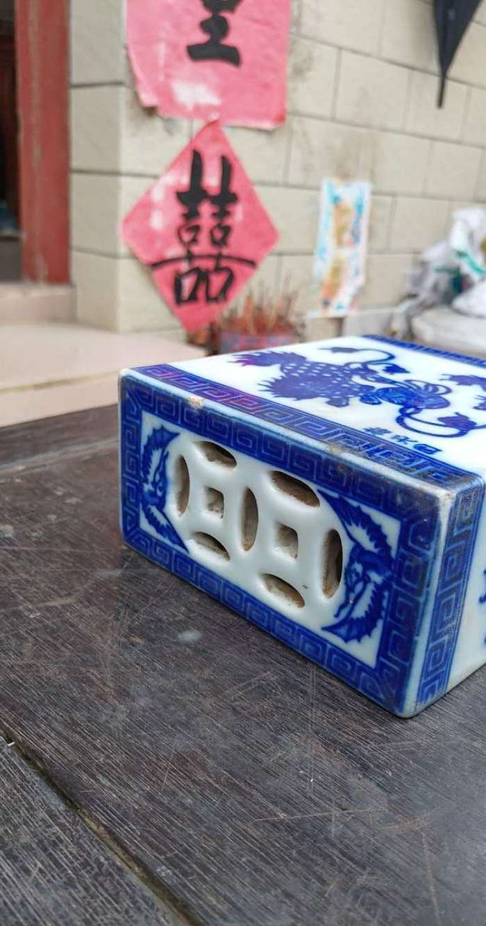 一个清代双狮滚球青花老脉枕 特价100元