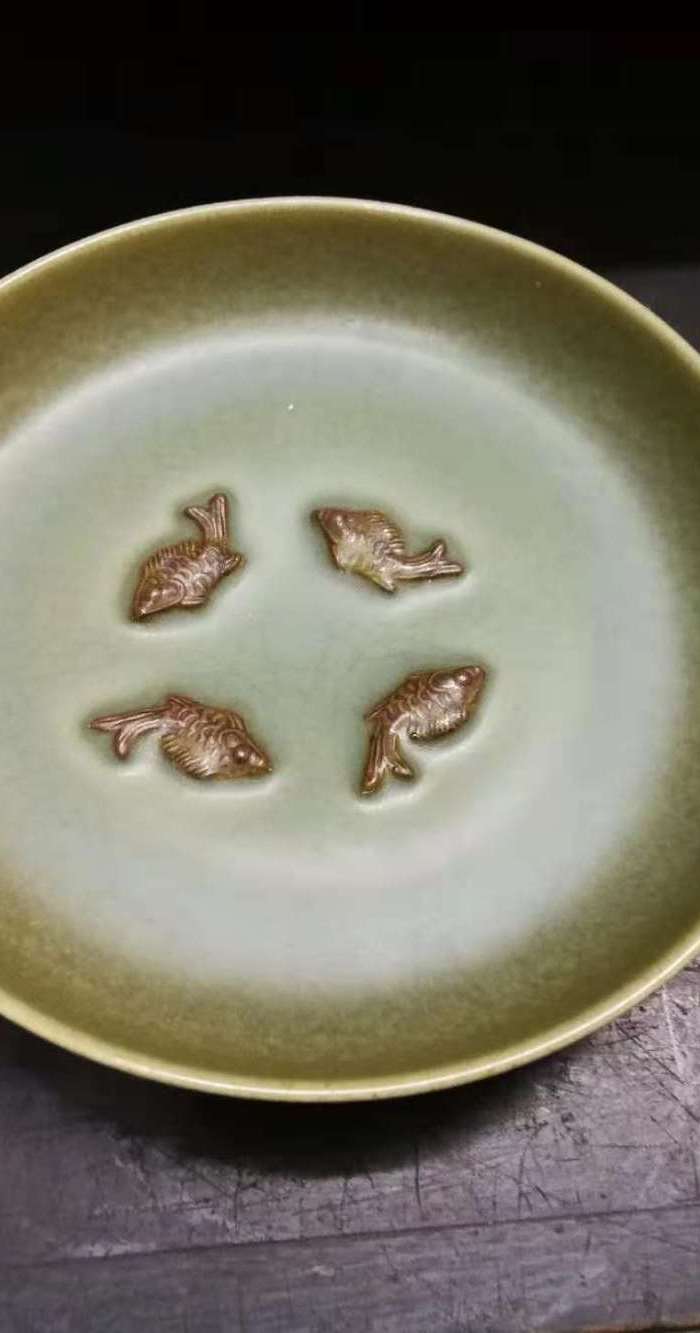 龙泉窑堆雕鱼洗