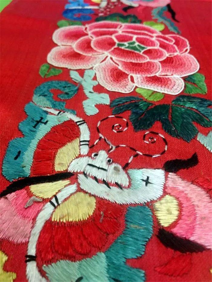 清代红色缎地蝶恋花挽袖单支 局部打籽绣 清代老绣品