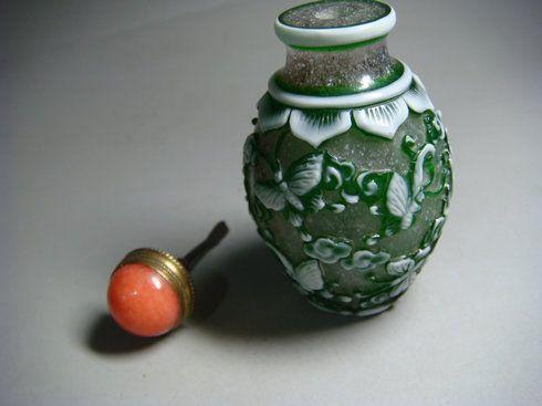 雪花地群蝶花卉琉璃料器鼻烟壶