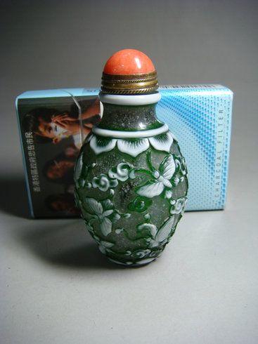 雪花地群蝶花卉琉璃料器鼻烟壶