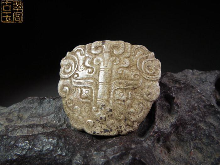 战汉鸡骨白兽面纹大玉佩