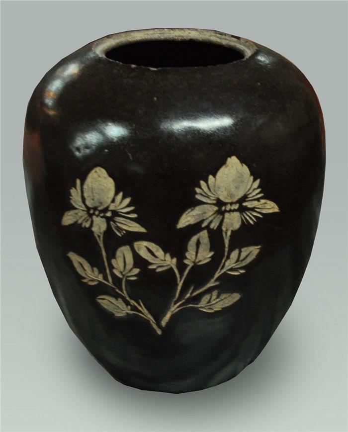 吉州窑黑釉剔花陶罐