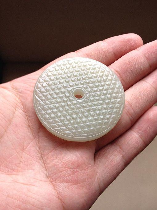        描述:和田玉精雕 仿古玉璧