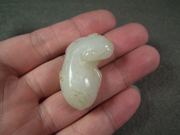 三包-明代和田白玉带红沁圆雕大玉獾