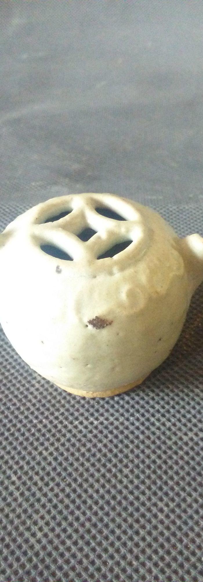 宋影青印花镂空小砚滴