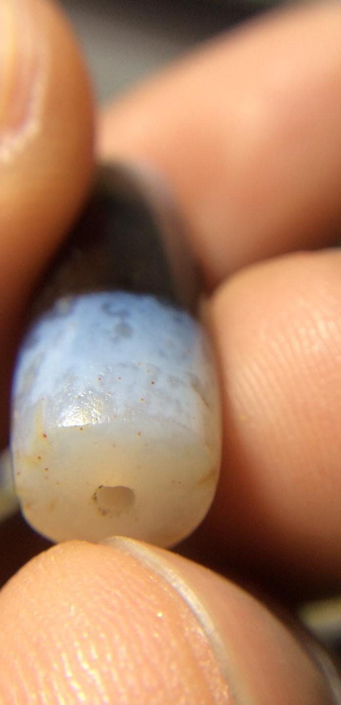 【古玩鑫】满朱砂灰*蓝沁千年老线珠,天珠类目