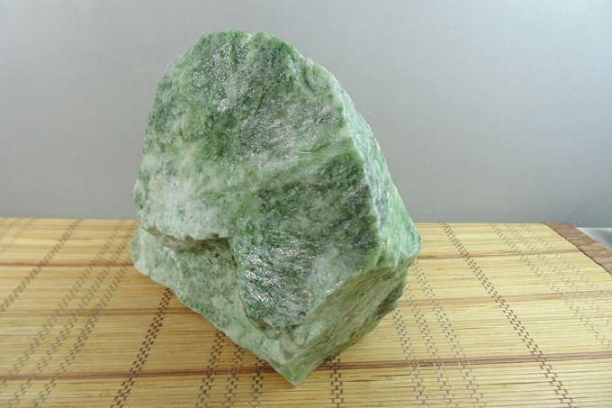 独山玉13号原石绿白透水料供您雕刻用