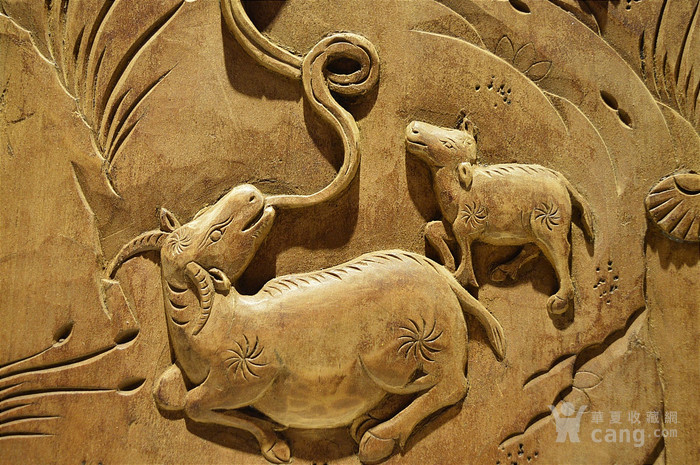 (牛气冲天)清代苏作精雕细琢-楠木浮雕-牛气冲天图-挂板