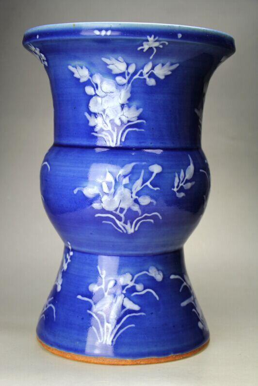 清中晚期祭蓝堆白花卉纹大渣斗