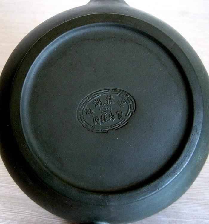 周桂珍制~蠡湖精品~绿泥老紫砂壶