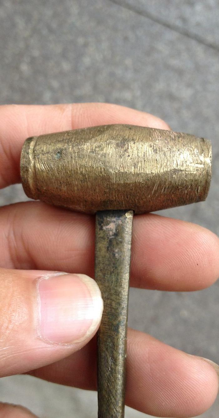 老黄铜锤子一把