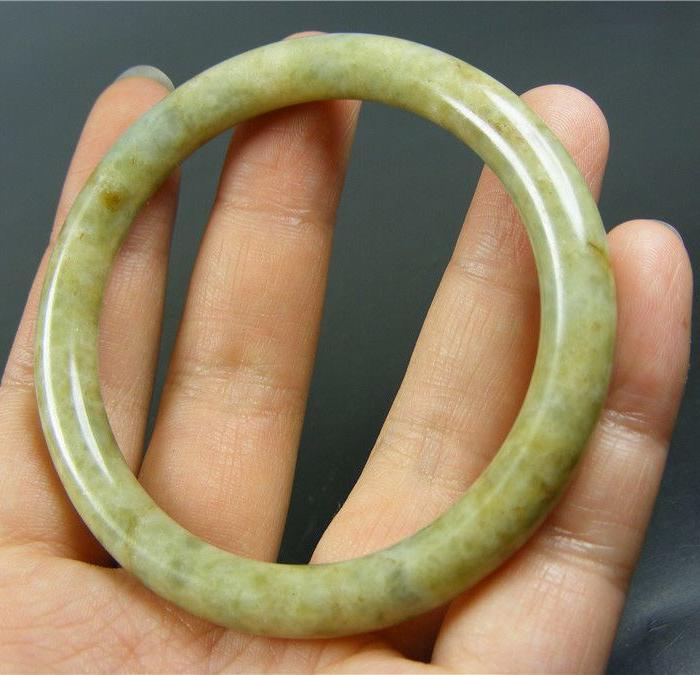 特价 清代老坑淡色带沁翡翠大圆手镯(有一老绺裂)