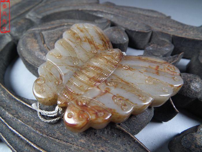 明代和田青白玉带沁色大厚实玉蝙蝠佩